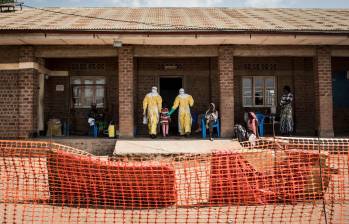 Las autoridades sanitarias de la República Democrática del Congo intensifican las medidas de contención tras el aumento de casos sospechosos y muertes relacionadas con el brote de ébola. FOTO: AFP.