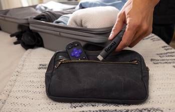 El Roku Streaming Stick Plus 2025, un dispositivo del tamaño de una memoria USB que se conecta directamente al puerto HDMI del televisor. FOTO cortesía