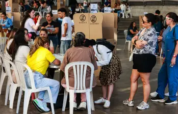 Ciudadanos siguen acudiendo a votar antes del cierre oficial de la jornada electoral. FOTO: Manuel Saldarriaga