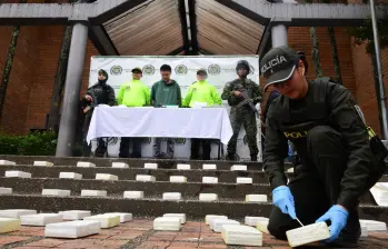 Parte del material incautado y el detenido durante la operación. FOTO: Cortesía