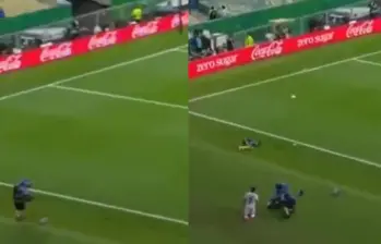 El camarógrafo que recibió el fuerte impacto tuvo que ser retirado en ambulancia. Esto es lo que se conoce sobre su estado de salud. FOTO: Vía NataDeLeche__ en X.