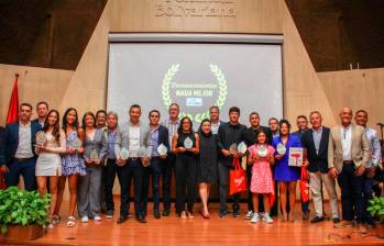 Galardonados y representantes durante la gala de la Liga de Natación de Antioquia en el Aula Magna de la UPB. FOTO: Cortesía Liga de Natación