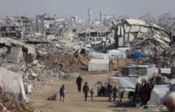 Palestinos desplazados intentan sobrevivir en tiendas de campaña improvisadas, instaladas sobre los escombros, en el barrio de Zeitoun, ciudad de Gaza. FOTO Agencia AFP