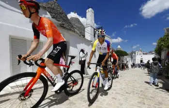 dEl ciclista holandés Thymen Arensman (izq.), y el ciclista colombiano Egan Bernal en la cuarta etapa de la 108.ª carrera ciclista del Giro de Italia, de 189 km desde Alberobello a Lecce. FOTO: AFP
