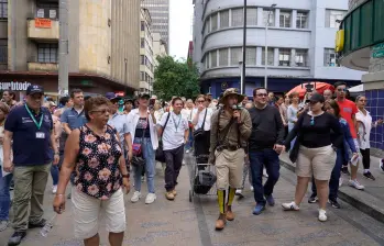 Candelario es quien guía estos recorridos gratuitos. El próximo será este viernes 27 de marzo a las 2:00 p.m. y para asistir solo debe llegar puntual al punto de partida: la Plazuela San Ignacio. FOTO Cortesía