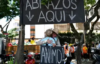 Andrés Solomón, abraza a damnificados del terremoto en el sector Capri de Cali. Foto: AFP