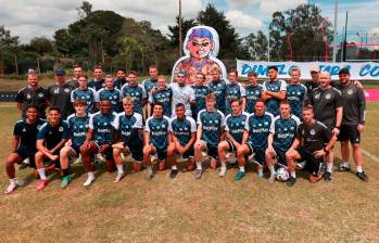 Blessd junto al equipo danés que adelanta su pretemporada en Medellín. FOTO MANUEL SALDARRIAGA