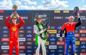 La piloto bogotana Tatiana Calderón, de 33 años (en el centro de la foto), se subió en el primer puesto del podio en la Nascar de Brasil. Foto: Cortesía 
