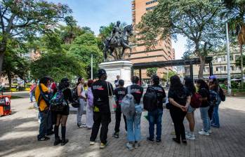 Los recorridos se hacen en la tarde, a partir de un punto de encuentro acordado. Van entre 25 y 30 jóvenes. FOTO Esneyder Gutiérrez 