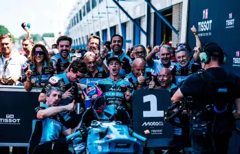 El motociclista colombo-español David Alonso celebra su victoria con el staff de su equipo. Foto: tomada del x de @AsparTeam