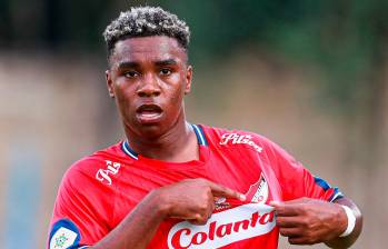 John Edwin Montaño, jugador del DIM y su gesto de amor a la divisa roja. FOTO MANUEL SALDARRIAGA