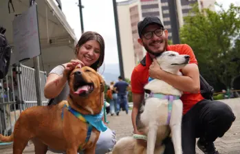 Ciudadanos asistentes a la última “adoptatón” del año en Plaza Mayor, Medellín. FOTO Cortesía Alcaldía de Medellín.