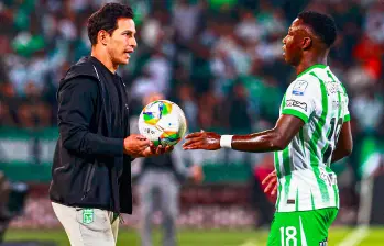 Diego Arias da indicaciones a Marino Hinestroza durante el duelo entre Nacional y Millonarios. FOTO MANUEL SALDARRIAGA.