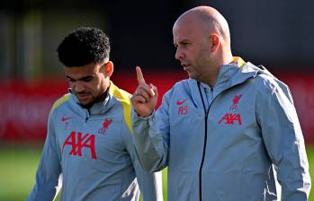 Luis Díaz conversando con el entrenador Arne Slot en uno de los entrenamientos de Liverpool. FOTO: GETTY