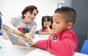 Sandra Zuluaga Sánchez en una lectura con niños programada por Ratón de Biblioteca. Foto: Cortesía