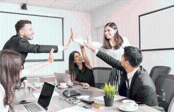 Grupo de trabajo reunido en una oficina, poniendo en práctica habilidades blandas clave como la comunicación hiperpersonalizada. FOTO: Shutterstock