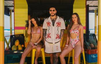 Ryan Castro posa con una de las camisas tejidas que tendrá esta colección AWAA que hizo al lado de Agua Bendita. FOTO Cortesía