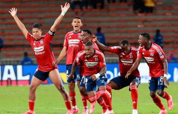 Los futbolistas del cuadro rojo celebran después de que Jimer Fory anotara el gol de la clasificación a semifinales de la Copas. FOTO: MANUEL SALDARRIAGA