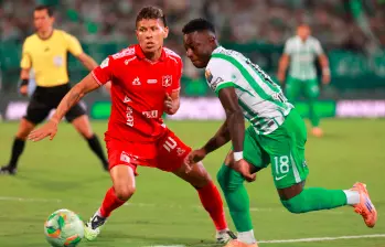 En la imagen aparece Marino Hinestroza, carta fundamental del ataque de Nacional, quien llega a los cuadrangulares con un alza en su nivel que los hinchas esperan mantener en estas instancias. FOTO Manuel saldarriaga