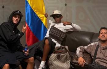 El futbolista español Lamine Yamal, de gorra y con gafas oscuras al fondo de la imagen, posa con la bandera de Colombia. Al parecer la foto fue tomada en Bogotá. Foto: tomada de redes sociales