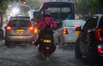 Se esperan problemas de movilidad el resto de la tarde a causa del aguacero. FOTO: EL COLOMBIANO