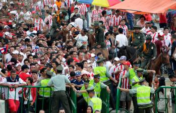 Ir a un estadio en Colombia se convirtió en un escenario de desahogo, pero de manera negativa. En las tribunas se nota la impaciencia que hay en contra de los protagonistas del juego. FOTO colprensa