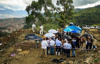 Hasta ahora han sido halladas cinco estructuras óseas en La Escombrera de la Comuna 13. Se presume que habría más de 500 cuerpos. El tema ha sido motivo de controversia en los últimos días. FOTO camilo suárez