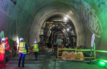 Las autoridades locales tuvieron que asumir más de $850.000 millones adicionales —más de $500.000 millones de la Gobernación y más de $300.000 millones de la Alcaldía de Medellín— para una obra que debía ser responsabilidad de la Nación. Foto: Andrés Camilo Suárez Echeverry.