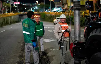 Las labores se desarrollan por personal de la Secretaría del Medio Ambiente, Emvarias y EPM, con apoyo de la Policía. FOTO: CORTESÍA ALCALDÍA