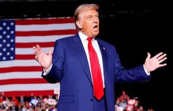 El presidente Donald Trump sufre una creciente presión por el aumento de precios en Estados Unidos. FOTO: GETTY