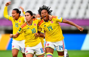 María Fernanda Viáfara celebra con sus compañeras en el empate parcial, 1-1 contra Costa Rica, en el Mundial Sub 20 en Polonia. FOTO GETTY
