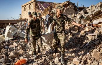 Las Fuerzas Armadas de Marruecos han ayudado en las labores de búsqueda y rescate de heridos y cuerpos en las edificaciones destruidas por el sismo. FOTO AFP