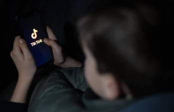 TikTok se encuentra bajo la lupa de las autoridades francesas que acusan a la plataforma de fomentar contenidos peligrosos para la salud mental de los jóvenes y niños. FOTO: Getty 