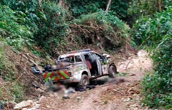 En esta camioneta iban los policías asesinados. La bomba implantada en la carretera explotó en inmediaciones del sitio Quebrada de los Muertos, en la vereda Corozal, de Neiva. FOTO cortesía