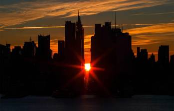 Cada año entre los rascacielos de la Gran Manzana se posa el sol y los aficionados a la fotografía tienen una cita fija con el “Manhattanhenge”. FOTO: Getty Images