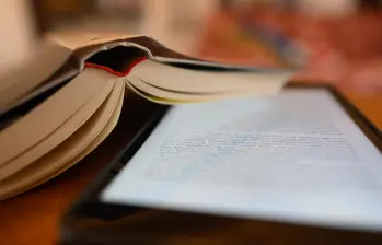 El teléfono inteligente es el dispositivo más usado y el audiolibro el formato de mayor crecimiento. FOTO AFP