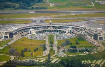 En 2024, el aeropuerto internacional de Rionegro, José María Córdova, transportó la cifra récord de 13,7 millones de pasajeros anuales, cuando su capacidad es solamente de 11 millones. FOTO Juan Antonio Sánchez