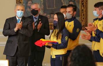 Una delegación de deportistas colombianos liderados por Mariana Pajón recibió el pabellón nacional de manos del presidente Iván Duque. FOTO CORTESÍA PRESIDENCIA