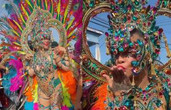 Rihanna desfiló en el Gran Día de Kadooment del Carnaval Crop Over de Barbados con un llamativo traje diseñado por la creadora local Lauren Austin, en su esperado regreso a la celebración tras dos años de ausencia. FOTO: @gabgonebad vía X.