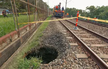Esta fue la socavación que provocó la suspensión del metro entre el 16 y el 22 de junio de 2022 entre las estaciones Tricentenario y Caribe. Se originó por la falla en una cubierta de la quebrada La Cantera. FOTO: MANUEL SALDARRIAGA