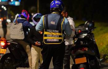 Un agente de tránsito requiriendo a varios motociclistas durante un operativo de control realizado en la avenida Las Palmas. FOTO: Cortesía Alcaldía de Medellín