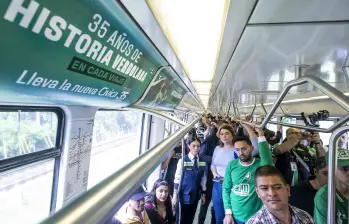 En algunas ocasiones, vagones del metro han sido decorados con motivos alusivos a Atlético Nacional. Foto: EL COLOMBIANO