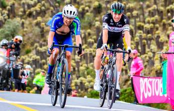 Wilson Peña (izquierda) se muestra fuerte para lograr un nuevo podio de la Vuelta a Colombia. En El Sifón cruzó por delante de Julián Cardona. FOTO INSTAGRAM PEÑA