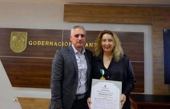 El Gobernador de Antioquia, Andrés Julián Rendón, le entregó este reconocimiento a Luz María Sierra. FOTO Camilo Suárez