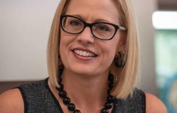 Kyrsten Sinema, exsenadora de Estados Unidos, enfrenta una demanda presentada por la exesposa de su antiguo guardaespaldas en Carolina del Norte. FOTO: kyrstensinema. 