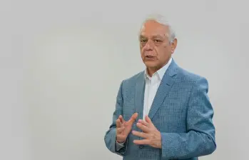 El superintendente de Salud, Bernardo Camacho, posesionó a los nuevos agentes interventores. FOTO CORTESÍA SUPERSALUD