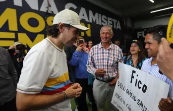 Emotivo encuentro entre Federico Gutiérrez y Germán David Parrado, un joven sordo de 18 años oriundo del municipio de Cáqueza. FOTO: Cortesía Alcaldía de Medellín