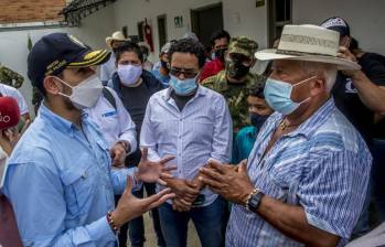 Municipio de Ituango, año 2021. Visita del exministro del Interior. Edwin Mauricio Mira Sepúlveda, exalcalde, con camisa blanca a puntos y gafas oscuras. FOTO Juan Antonio Sánchez Ocampo.