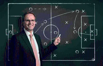 Joachim Klement sostiene que su modelo explica apenas el 55% de los resultados de un Mundial y que el resto depende del azar. FOTOS CORTESÍA Y COMPOSICIÓN CON IA