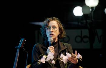 La documentalista Andrea Díaz Cardona habló de su trabajo documental en la primera noche del Hay Festival de Jericó. Foto: Cortesía.